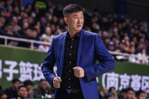 媒体人：杜锋公务繁忙 广东男篮理应主动为杜导减压 或改聘外教