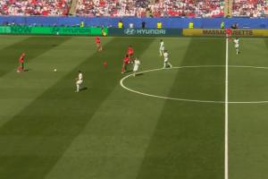 乱入！一个红色气球飞入法国vs摩洛哥球场，在场内足足飘了1分钟